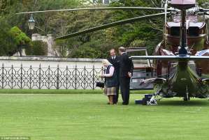La reina Isabel llegó en helicóptero a Kensington para conocer a su bisnieto Louis (Fotos)