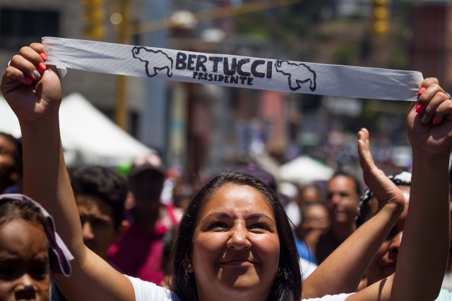 Seguidores del candidato presidencial, el expastor evangélico Javier Bertucci, toman parte en un acto de la campaña electoral hoy, sábado 12 de mayo de 2018, en Caracas (Venezuela). Las elecciones se llevarán a cabo en el país el 20 de mayo de 2018. EFE/MIGUEL GUTIÉRREZ