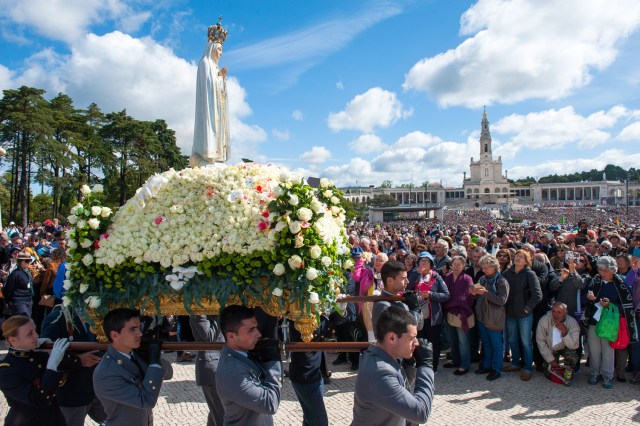 La figura de Nuestra Señora de Fátima se lleva en procesión durante las celebraciones anuales del 13 de mayo de la "aparición" de 1917 en el Santuario de Fátima en Ourem, Portugal, el 13 de mayo de 2018. La peregrinación anual del 13 de mayo marca la primera aparición de Nuestra Señora de Fátima el 13 de mayo de 1917. EFE / EPA / RICARDO GRACA 