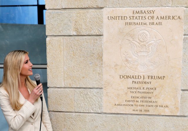 EPA9630. JERUSALÉN (ISRAEL), 05/14/2018.- La asesora presidencial estadounidense Ivanka Trump participa en la ceremonia de inauguración de la embajada estadounidense en Arnona, Jerusalén, Israel, el 14 de mayo del 2018. "Hoy abrimos la embajada de los Estados Unidos en Jerusalén, Israel", dijo el embajador frente al presidente israelí, Reuvén Rivlin, el primer ministro, Benjamín Netanyahu, y EFE/Abir Sultan