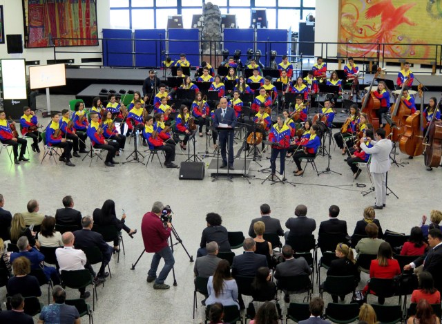 GRAF7279. VIENA, 14/05/2018.- Un centenar de jóvenes miembros de "El Sistema" de orquestas y coros juveniles e infantiles de Venezuela actuaron hoy por primera vez en Naciones Unidas en Viena, un paso más para lograr que el organismo internacional reconozca su labor. EFE/Iera Herranz