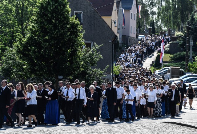 EPA6459. CROSTWITZ (ALEMANIA), 31/05/2018.-Católicos sorbios participan en la tradicional procesión de Corpus Christi en Crostwitz, Alemania, hoy 31 de mayo de 2018. EPA/FILIP SINGER