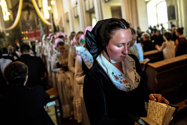 EPA6459. CROSTWITZ (ALEMANIA), 31/05/2018.-Católicos sorbios asisten a misa con motivo de la tradicional procesión de Corpus Christi en Crostwitz, Alemania, hoy 31 de mayo de 2018. EPA/FILIP SINGER