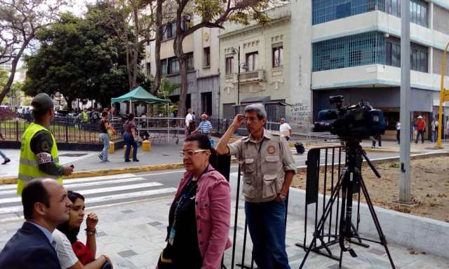 Efectivos de la Guardia Nacional Bolivariana (GNB), negaron la entrada de los medios de comunicación a la sesión de la Asamblea Nacional (Foto: Efecto Cocuyo)