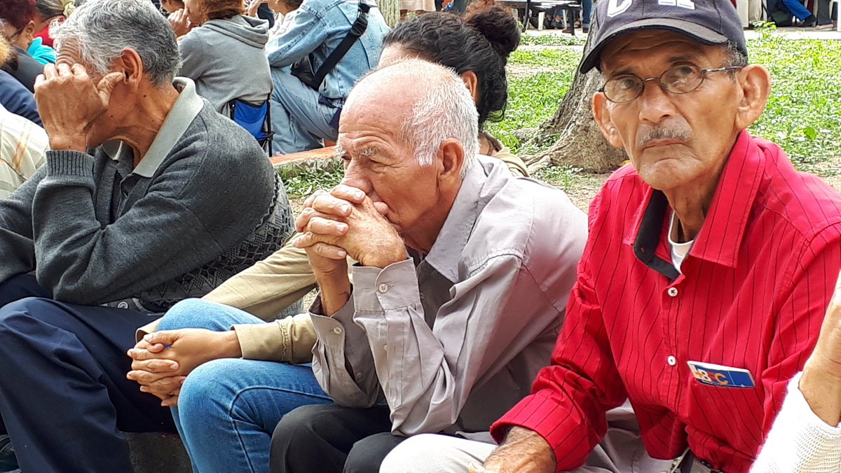 Hasta doce horas pasan los jubilados en colas para cobrar su pensión en Lara #16May