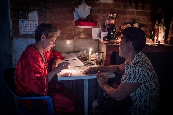 Los venezolanos se acercan al consultorio de la “Hermana Mariana” como último recurso, ante la escasez de medicinas tradicionales (fotos Guillermo Suárez)