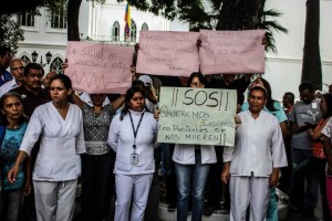 Colectivos amedrentaron a manifestantes frente al Hospital Vargas y retuvieron a periodistas