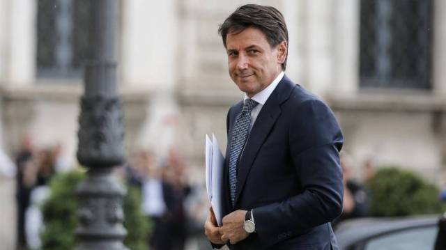 Giuseppe Conte, camino de la reunión con el presidente Sergio Mattarella, esta tarde. (EFE)