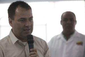 Un doctor le da clases de medicina al ministro Luis López y gratis (+Tuit)