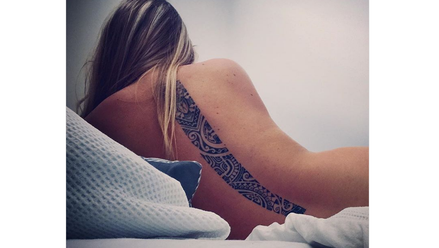 La nueva tendencia que está revolucionando las redes: Los tatuajes a lo largo de la columna (fotos)
