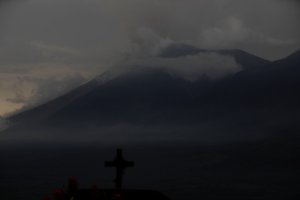 Reanudan búsqueda de los 192 desaparecidos por erupción del volcán de Fuego