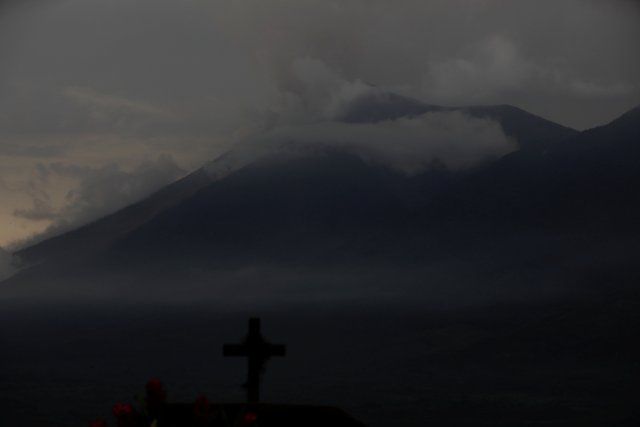 El volcán Fuego se ve desde Alotenango, Guatemala el 5 de junio de 2018. REUTERS / Jose Cabezas