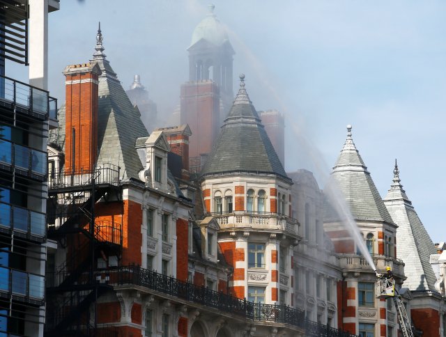 Los bomberos abordan un incendio en el Hotel Mandarin Oriental en Knightsbridge, en el centro de Londres, Gran Bretaña, el 6 de junio de 2018. REUTERS / Henry Nicholls