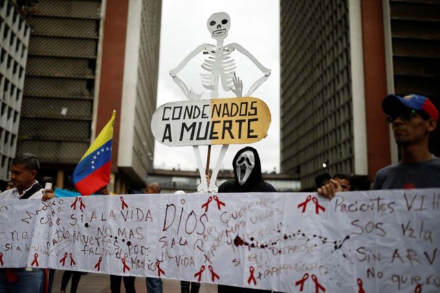 Un grupo de personas protesta por la escasez de medicamentos a las afueras de la sede del Ministerio de Salud en Caracas, Venezuela, 18 de abril de 2018. REUTERS/Carlos Garcia Rawlins - RC189E1D7240