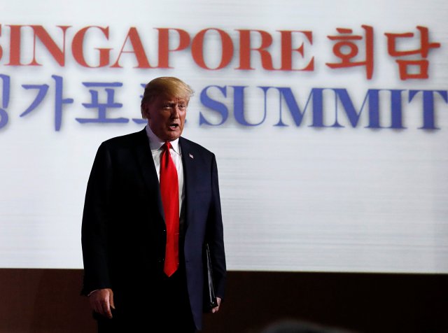 El presidente de los Estados Unidos, Donald Trump, habla durante una conferencia de prensa luego de su reunión con el líder norcoreano Kim Jong Un en el Hotel Capella en la isla Sentosa en Singapur el 12 de junio de 2018. REUTERS / Jonathan Ernst