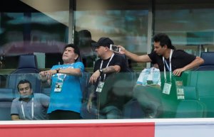 Maradona sigue toweltoloco y “se transformó” durante el gol de Messi (FOTOS)