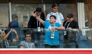 Maradona hasta echó un pie antes de salir descompensado del estadio (VIDEO)