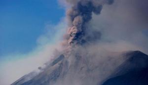 Familiares buscan a víctimas del volcán de Fuego en Guatemala