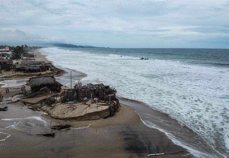 Huracán Bud se degrada a tormenta tropical y causa lluvias intensas en México