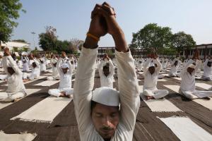 India celebra un Día Internacional del Yoga de récord