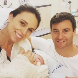 Primera Ministra neozelandesa dio a luz en un hospital público