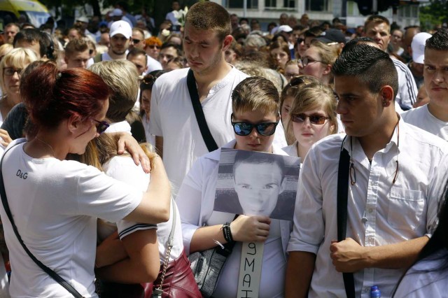 La gente participa en una marcha blanca para conmemorar a las víctimas de un tiroteo el 29 de mayo en Liege, en el espacio de Tivoli, en el centro de la ciudad de Lieja, el 3 de junio de 2018. Dos policías y un transeúnte murieron en un ataque el 29 de mayo en la ciudad belga de Lieja. El pistolero, identificado como Benjamin Herman, de 31 años, también es sospechoso del asesinato de una cuarta persona en la víspera de su ataque, dijo en una conferencia de prensa el portavoz de los fiscales federales, Eric Van Der Sypt.  / AFP PHOTO / BELGA / NICOLAS MAETERLINCK / Bélgica HACIA FUERA