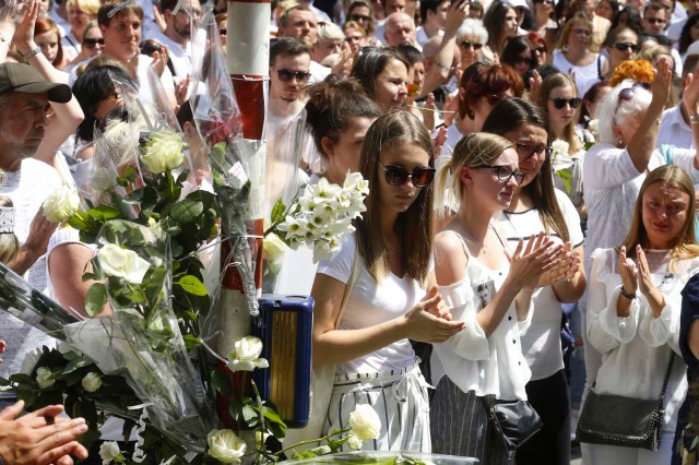 La gente participa en una marcha blanca para conmemorar a las víctimas de un tiroteo el 29 de mayo en Liege, en el espacio de Tivoli, en el centro de la ciudad de Lieja, el 3 de junio de 2018. Dos policías y un transeúnte murieron en un ataque el 29 de mayo en la ciudad belga de Lieja. El pistolero, identificado como Benjamin Herman, de 31 años, también es sospechoso del asesinato de una cuarta persona en la víspera de su ataque, dijo en una conferencia de prensa el portavoz de los fiscales federales, Eric Van Der Sypt.  / AFP PHOTO / BELGA / NICOLAS MAETERLINCK / Bélgica HACIA FUERA