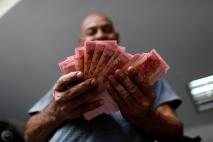 Venezolanos llevan 20 años aprendiendo a convivir con tres conos monetarios