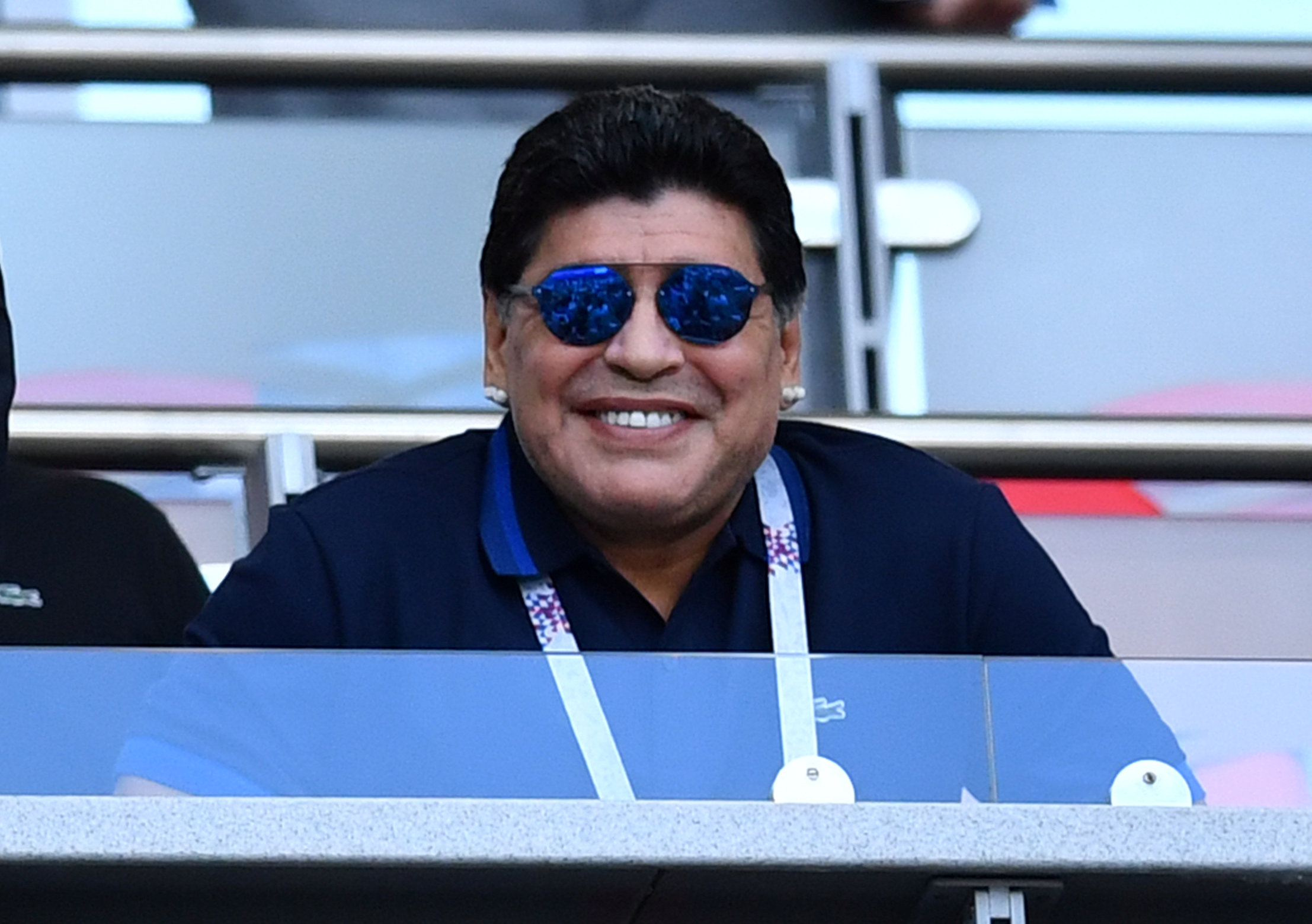 Maradona usó unos “tapa nota” después de su papelón en el juego pasado (FOTOS)