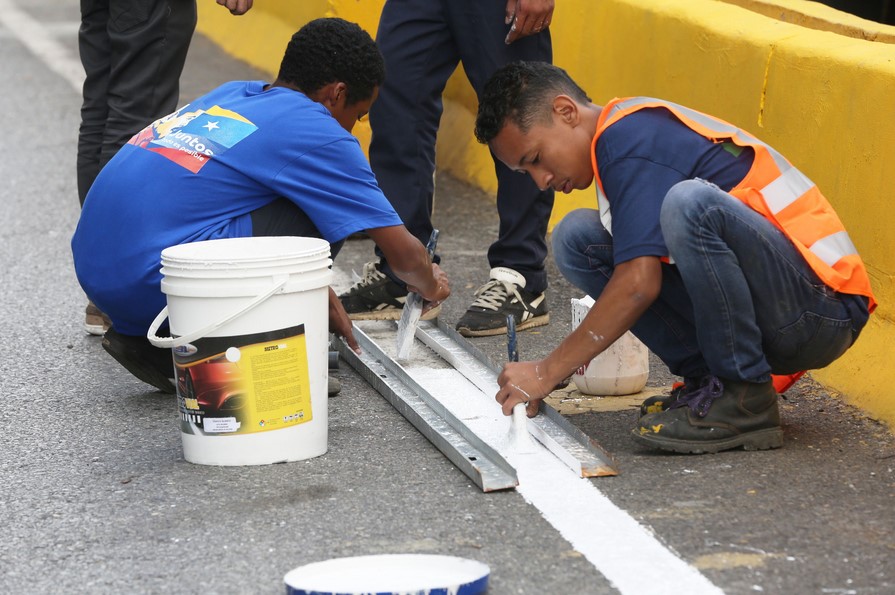 Después de 20 años el “gobierno eficiente” decide hacer mantenimiento en Caracas (Fotos)