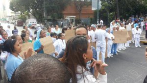 Tercer día de protesta de enfermeros en la Maternidad Concepción Palacios #27Jun (fotos)