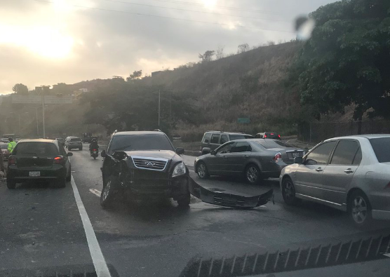 Accidente en la Autopista Prados del Este causa retraso vehicular #6Jun