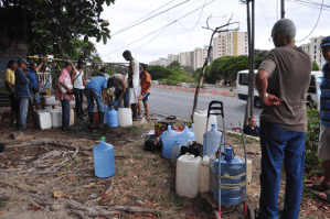De un tubo de la calle: Así se “abastecen” de agua los varguenses
