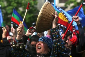 Decenas de mapuches celebran en la capital chilena el año nuevo indígena