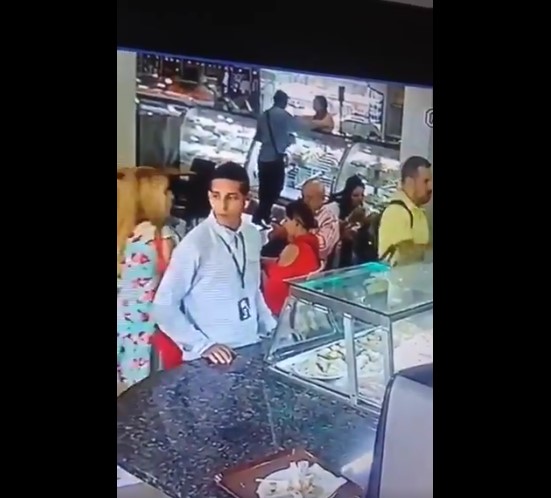 EN VIDEO: Robo a mano armada en una panadería en Los Chaguaramos
