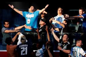 Dio para todo: El show de Maradona en el Argentina-Nigeria (FOTOS + striptis)