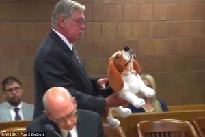 Utilizan perro de peluche en la corte, para reconstruir hechos, contra profesor acusado de zoofilia (FOTOS)