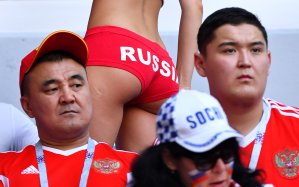 ¡Casi desnuda! Una fan rusa, triste o alegre, se lleva las miradas en el estadio (WOW)