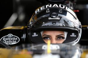 En FOTOS: Mujer saudí celebra levantamiento de prohibición de conducir… ¡pilotando un Fórmula Uno!