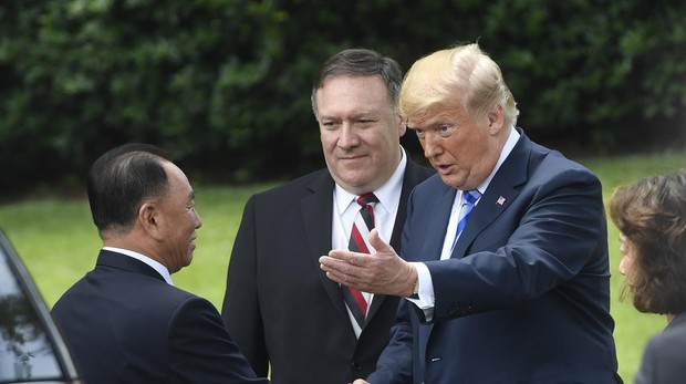 Trump estrecha la mano con un enviado de Corea del Norte a Washington, ante la mierada del secretario de Estado, Mike Pompeo - AFP