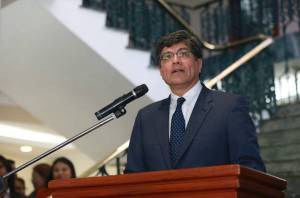 Ecuador suspende viaje de su nuevo embajador a Venezuela tras respaldo de Maduro a Correa