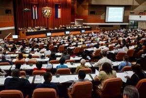 Parlamento de Cuba vota nueva Constitución comunista que reconoce al mercado