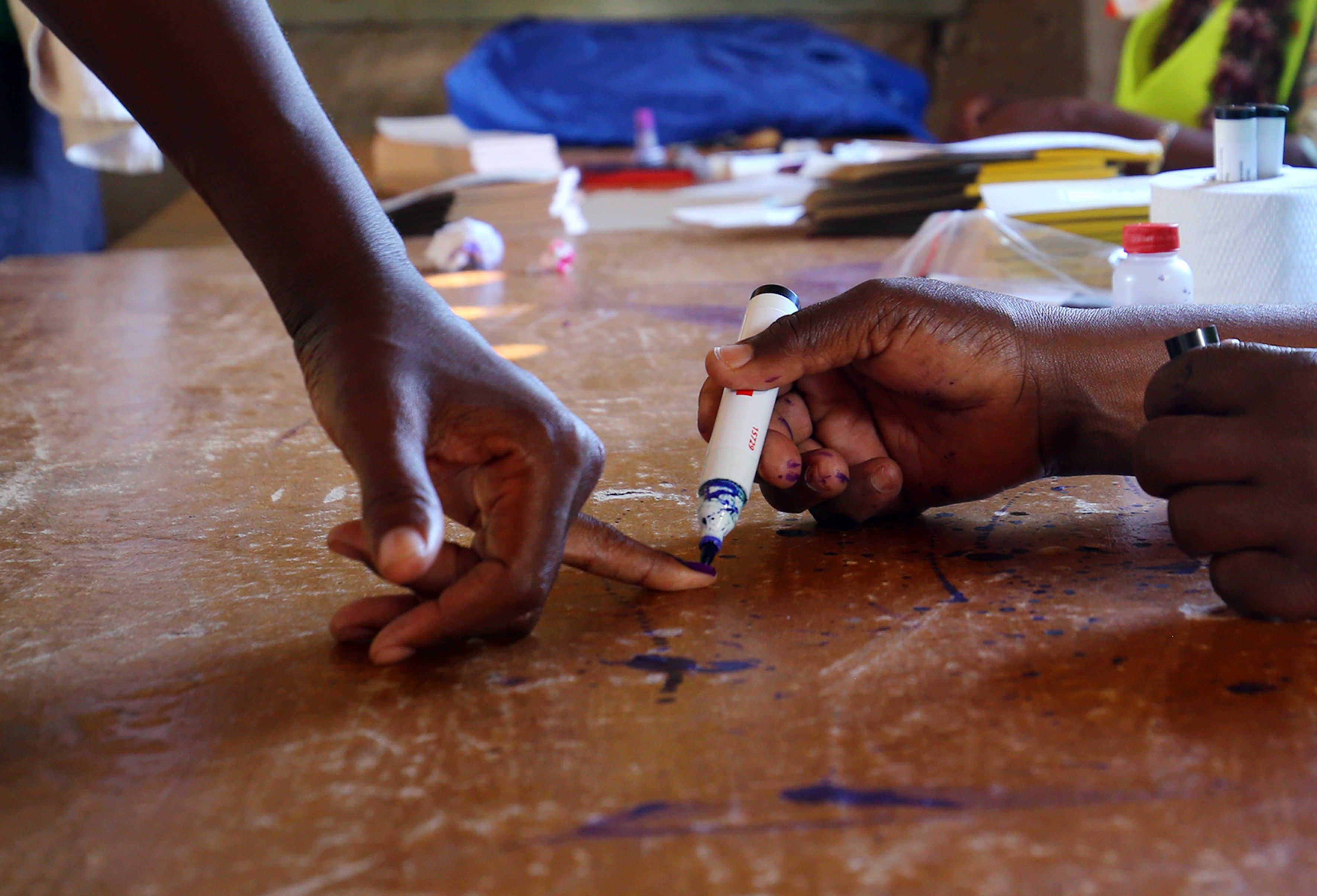 Finaliza una jornada electoral histórica en Zimbabue con alta participación