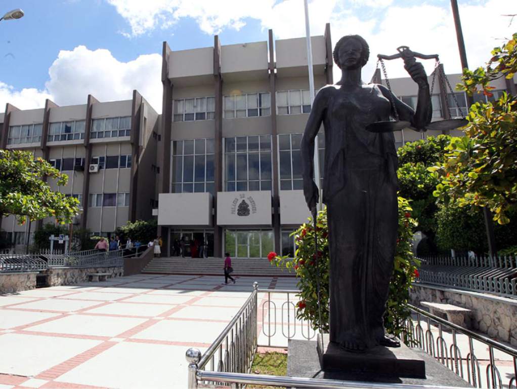 Jueza hondureña ordena captura de 38 diputados y funcionarios por corrupción