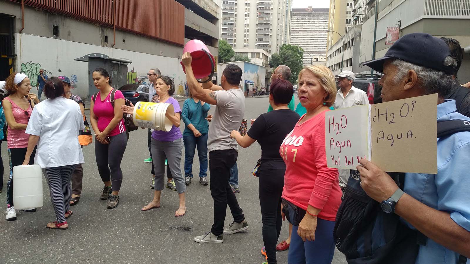 Por cuarto día consecutivo siguen las trancas en protesta por falta de agua en Caracas #7Jul