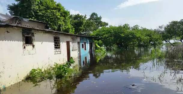 Varias familias desalojadas por crecida del río Caroní (videos)