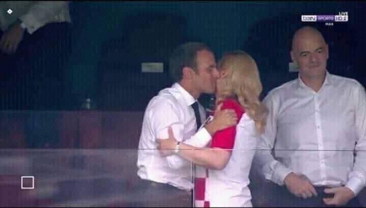¡A Macron le gustan mayores de esas que llaman señoras! Mira como le cayó a besos a la presidente de Croacia (FOTO)