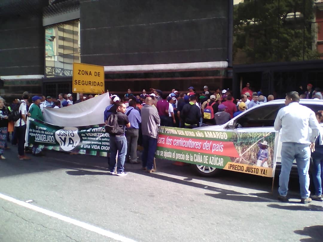 Por segundo día consecutivo cañicultores protestan frente al Ministerio de Agricultura en Caracas