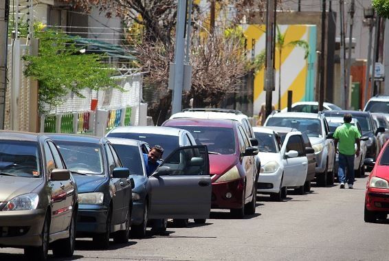 Zulianos amanecen en colas para echar gasolina