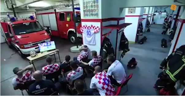 La reacción de unos bomberos de Croacia al sonar la alarma en pleno juego ante Rusia (VIDEO)